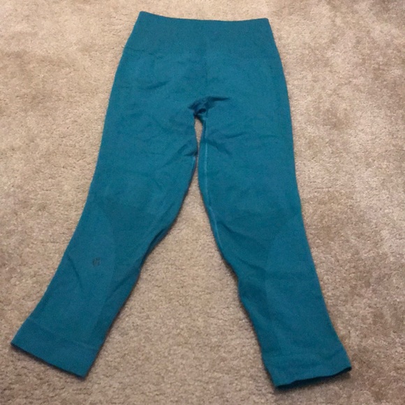 Lululemon Zone In crop - Picture 2 of 5